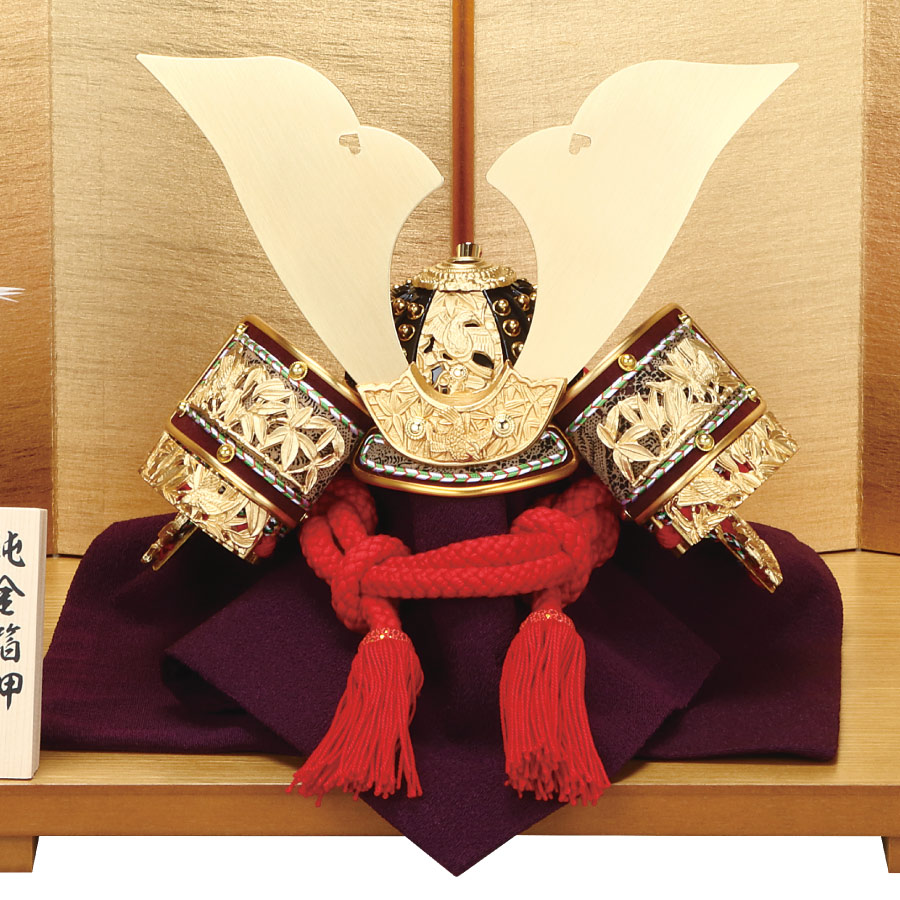 木目込み人形・木目込ひな人形一徳 純金箔押兜 金屏風飾りの写真